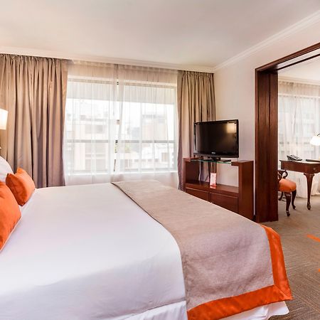 Plaza El Bosque Ebro Hotel Santiago Kültér fotó Suite
