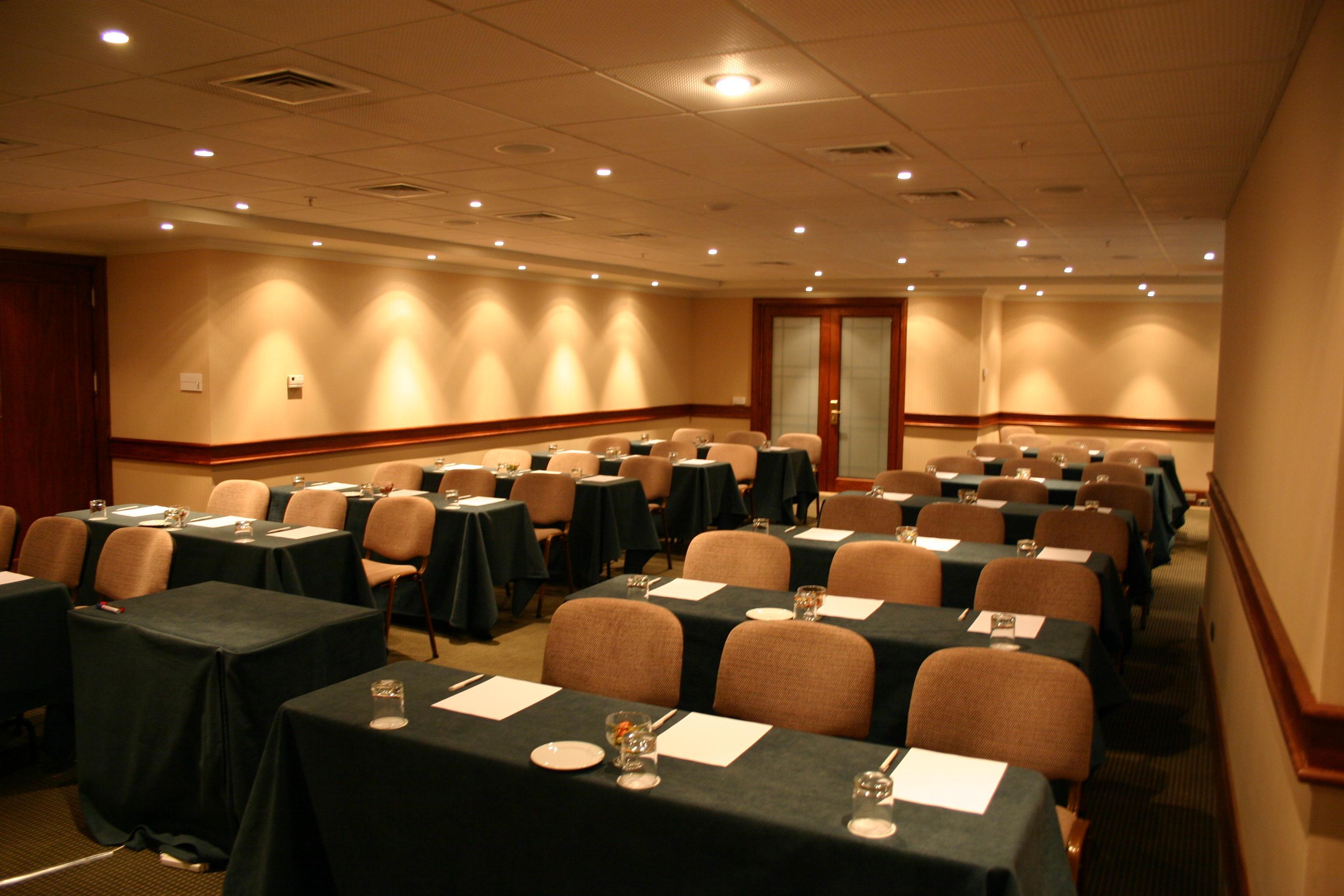 Plaza El Bosque Ebro Hotel Santiago Kültér fotó A conference room