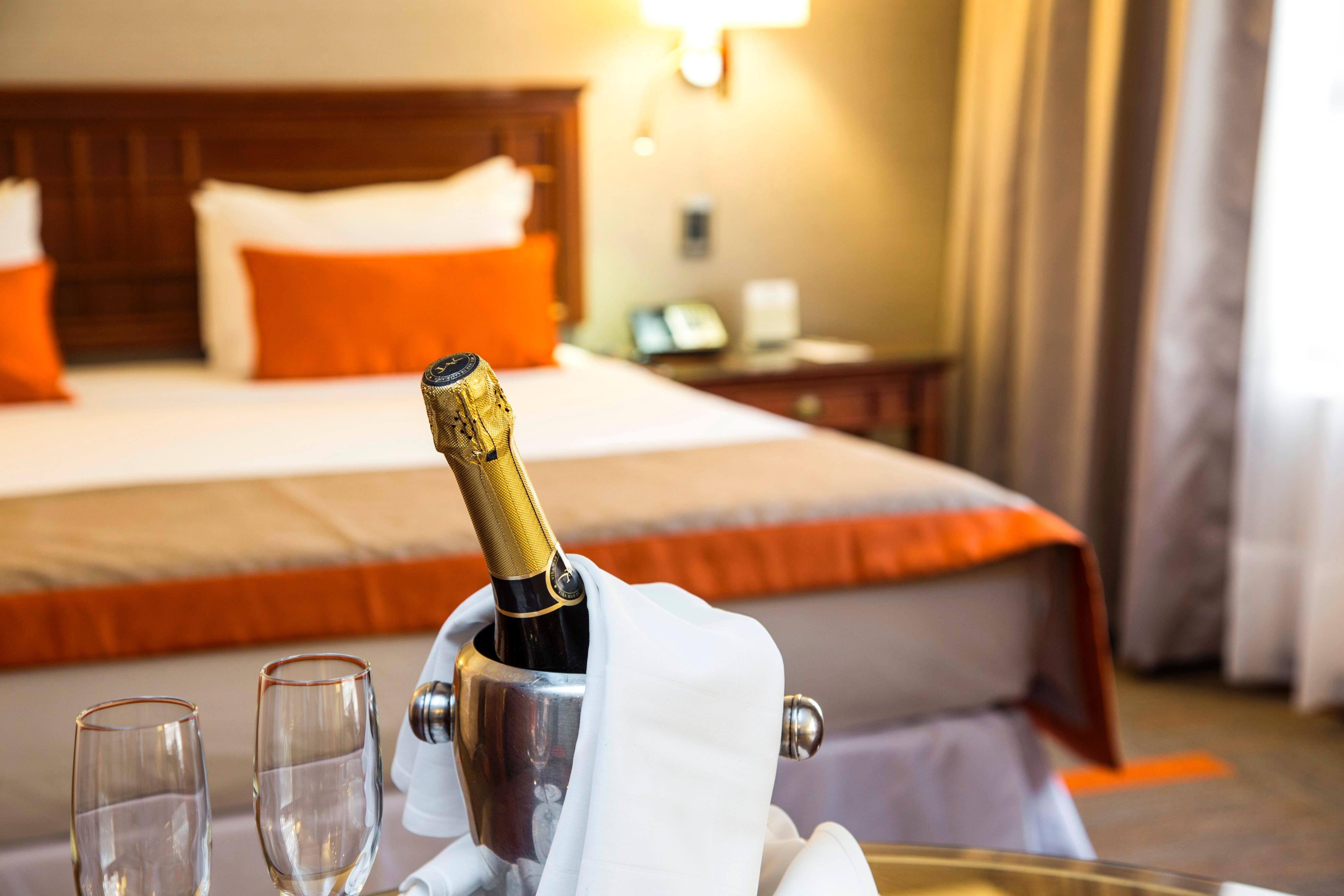 Plaza El Bosque Ebro Hotel Santiago Kültér fotó A bottle of champagne in a cooler