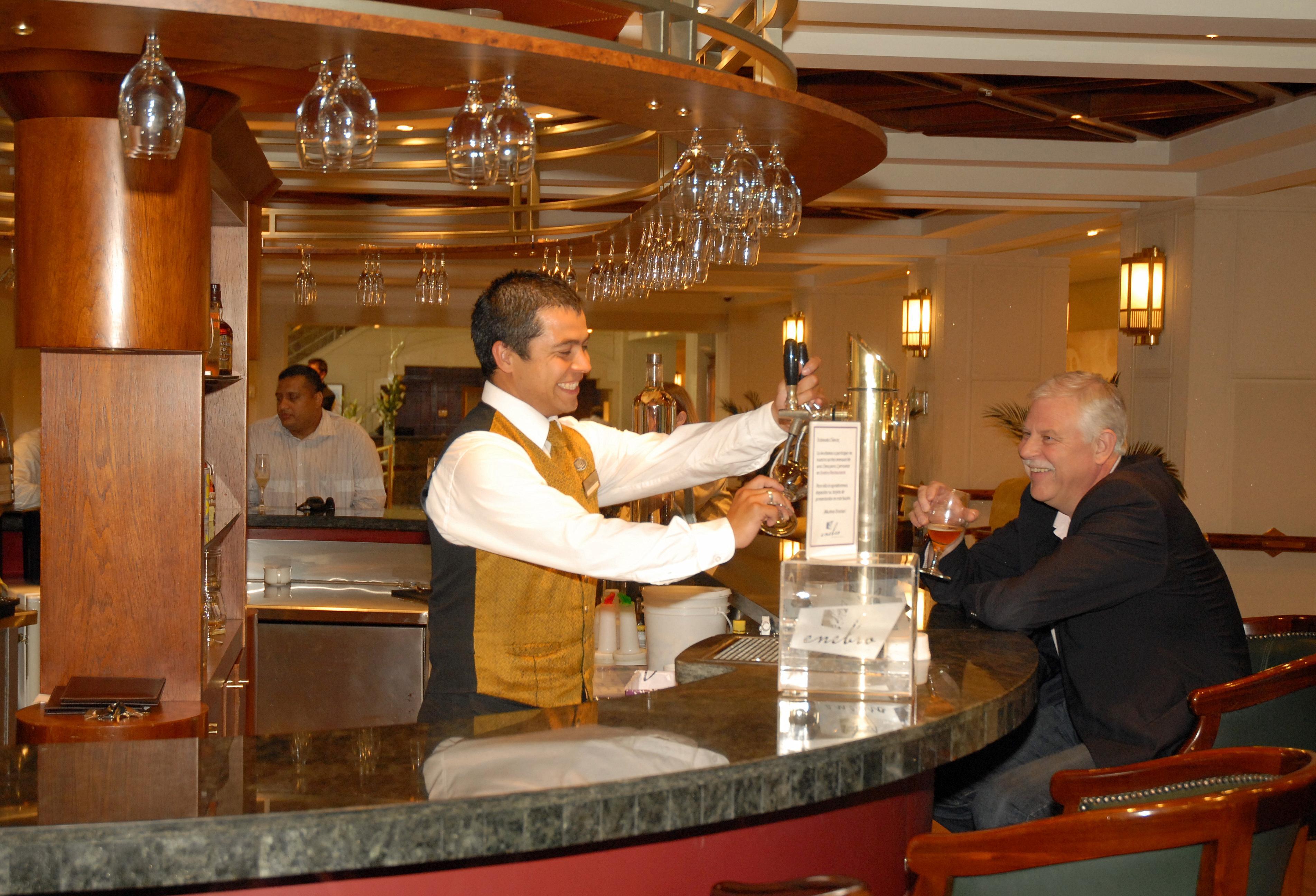 Plaza El Bosque Ebro Hotel Santiago Kültér fotó A bartender at work