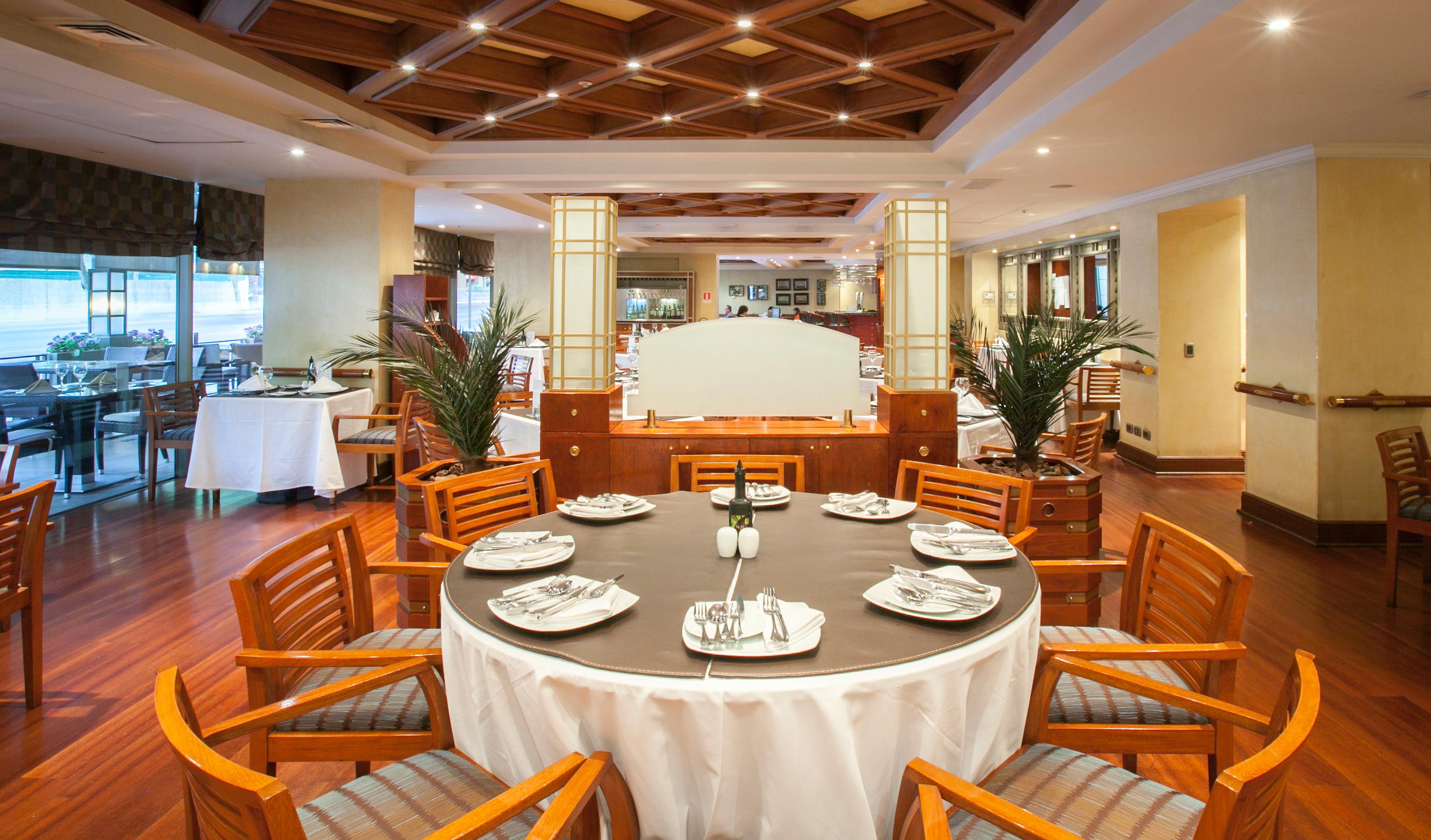 Plaza El Bosque Ebro Hotel Santiago Kültér fotó A restaurant in a hotel