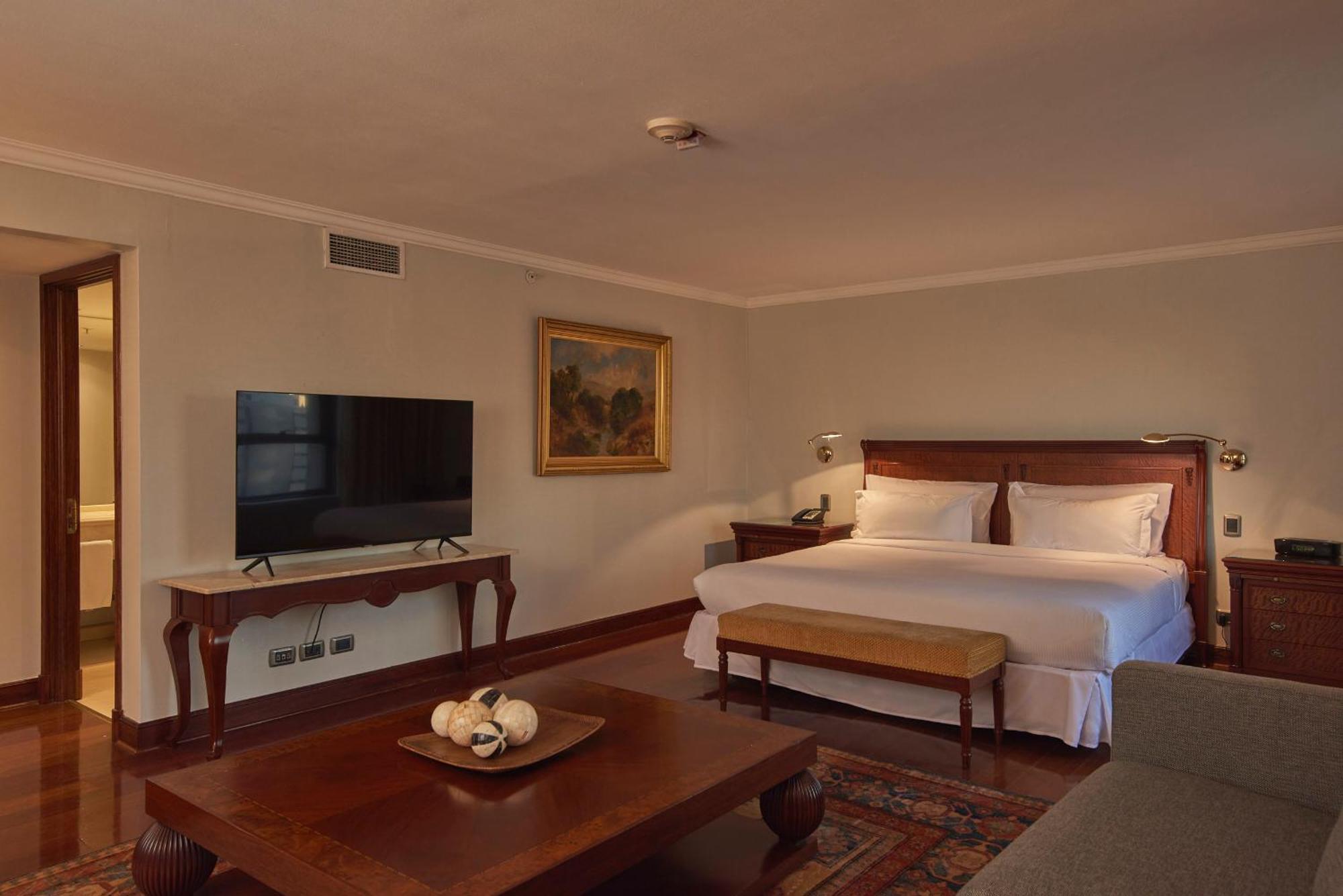 Plaza El Bosque Ebro Hotel Santiago Kültér fotó A bedroom at the hotel
