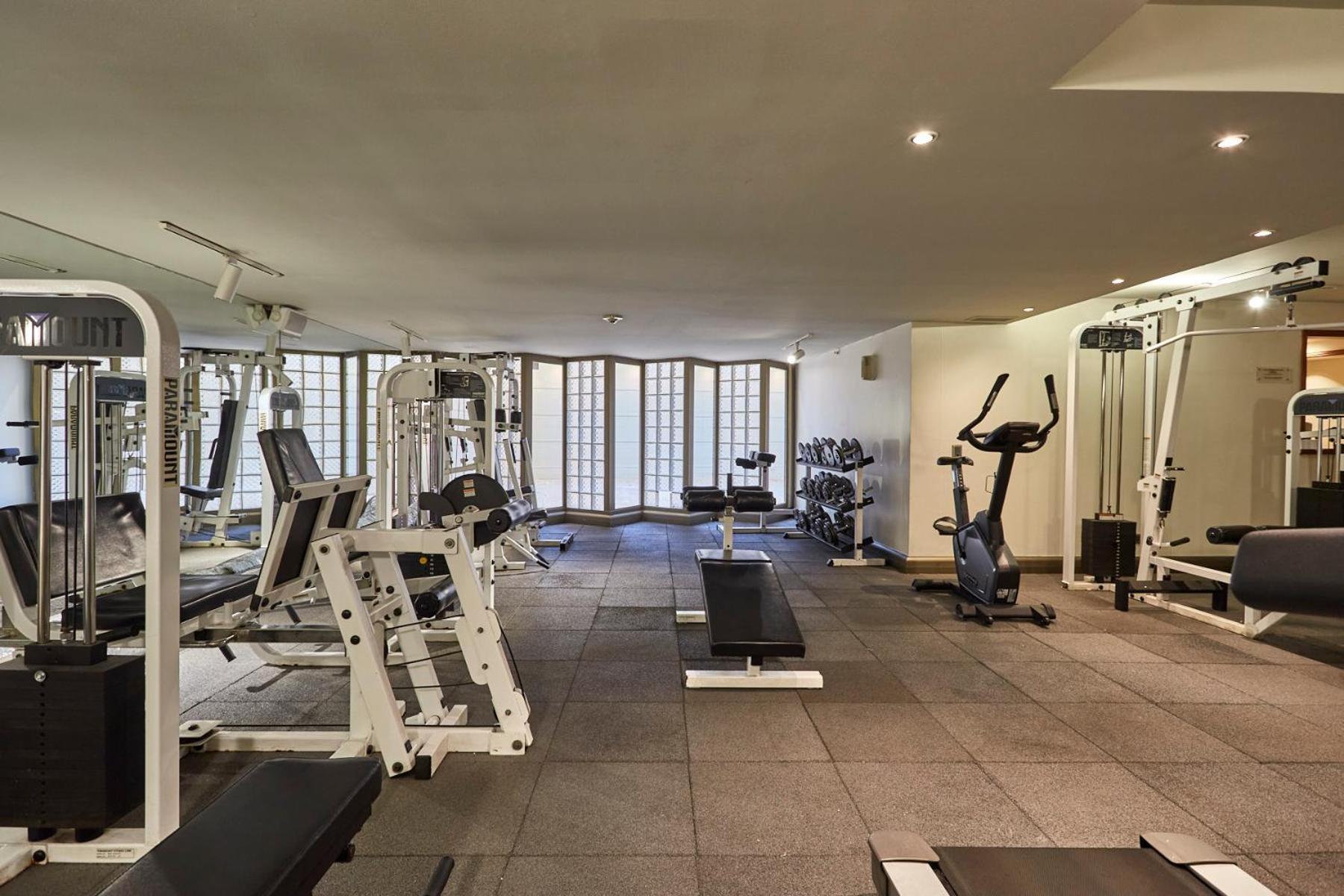 Plaza El Bosque Ebro Hotel Santiago Kültér fotó The gym at the hotel