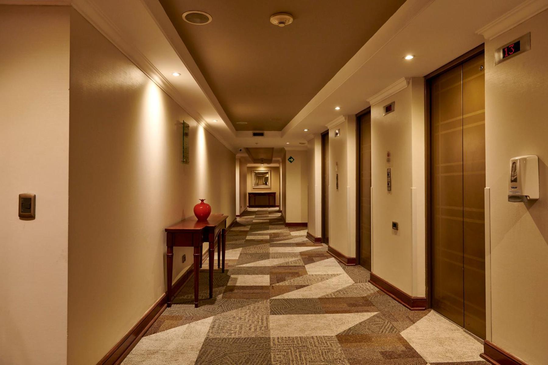 Plaza El Bosque Ebro Hotel Santiago Kültér fotó A corridor at the Hilton London Heathrow
