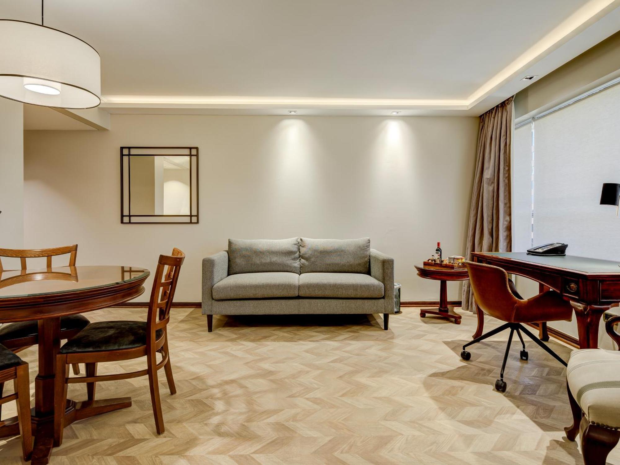 Plaza El Bosque Ebro Hotel Santiago Kültér fotó A living room with a parquet floor