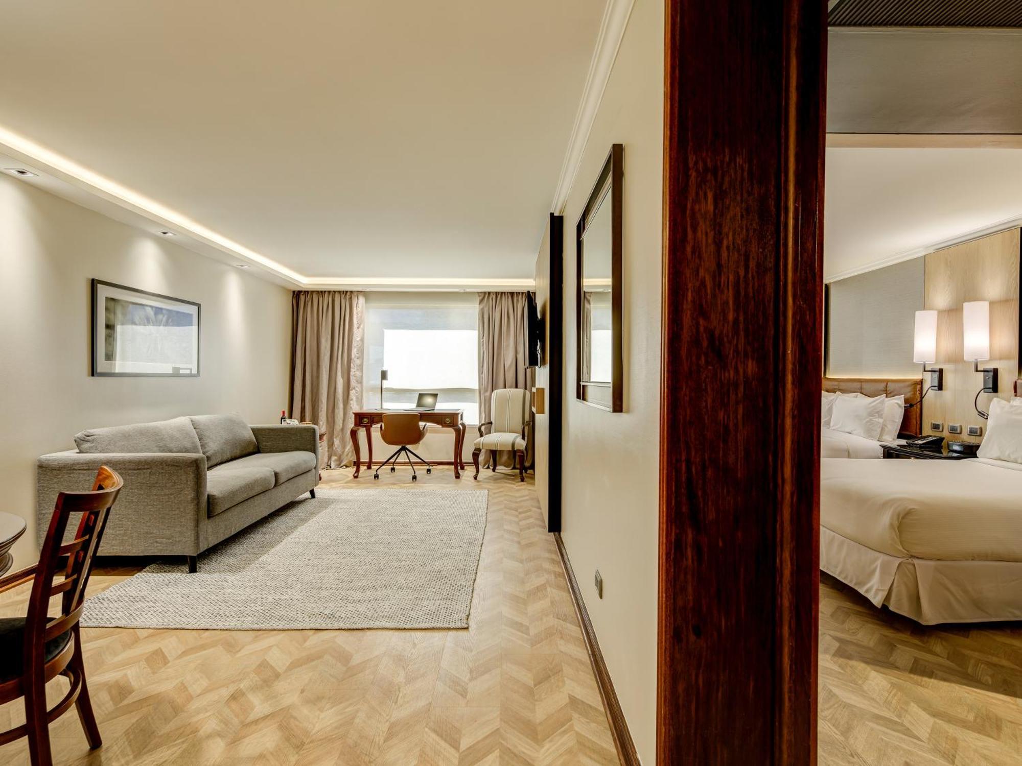 Plaza El Bosque Ebro Hotel Santiago Kültér fotó A suite at the hotel