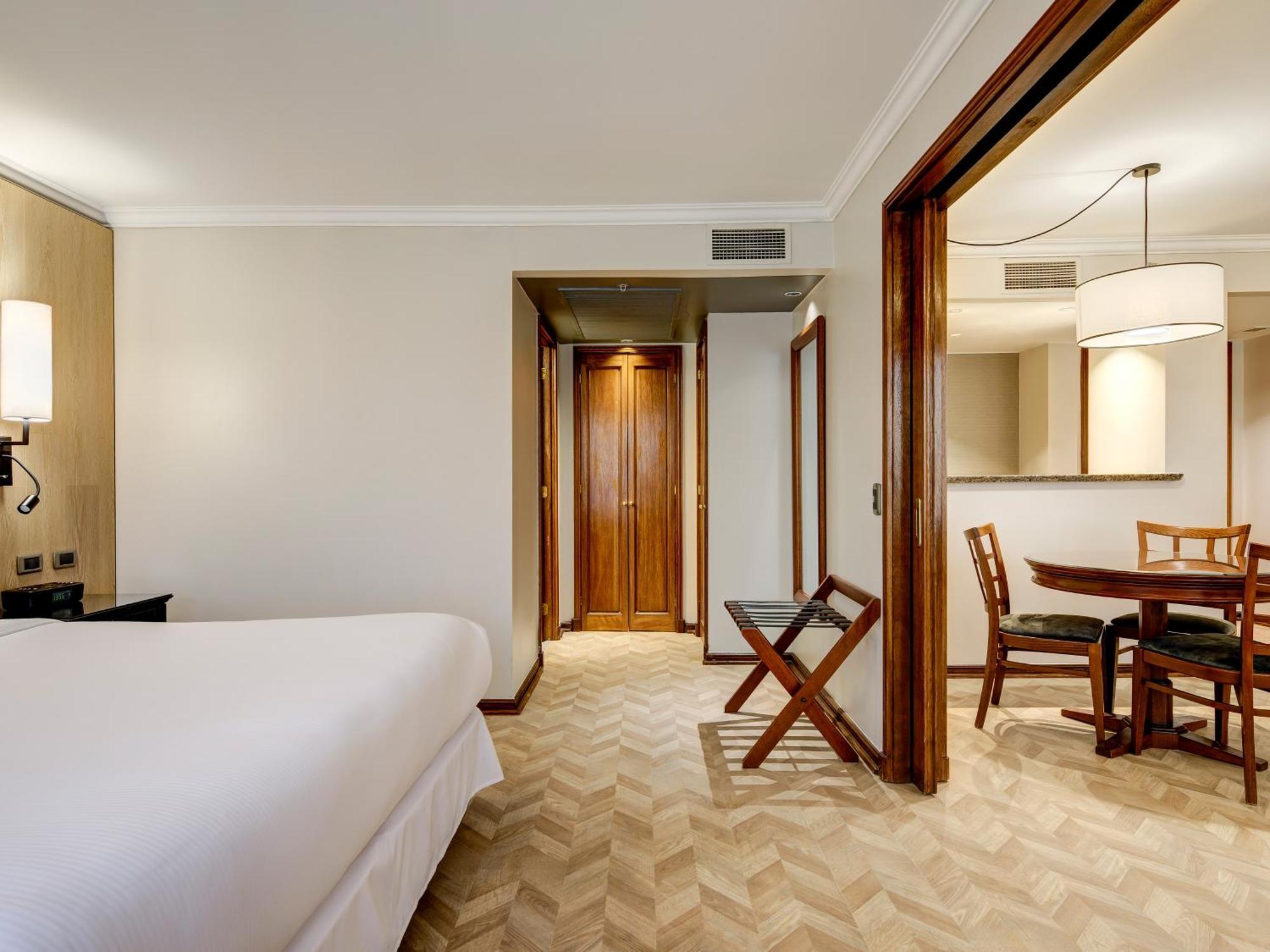 Plaza El Bosque Ebro Hotel Santiago Kültér fotó A room at the hotel